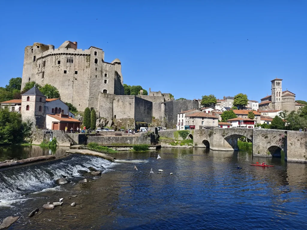 Le château de Clisson dominant la Sèvre et son petit barrage