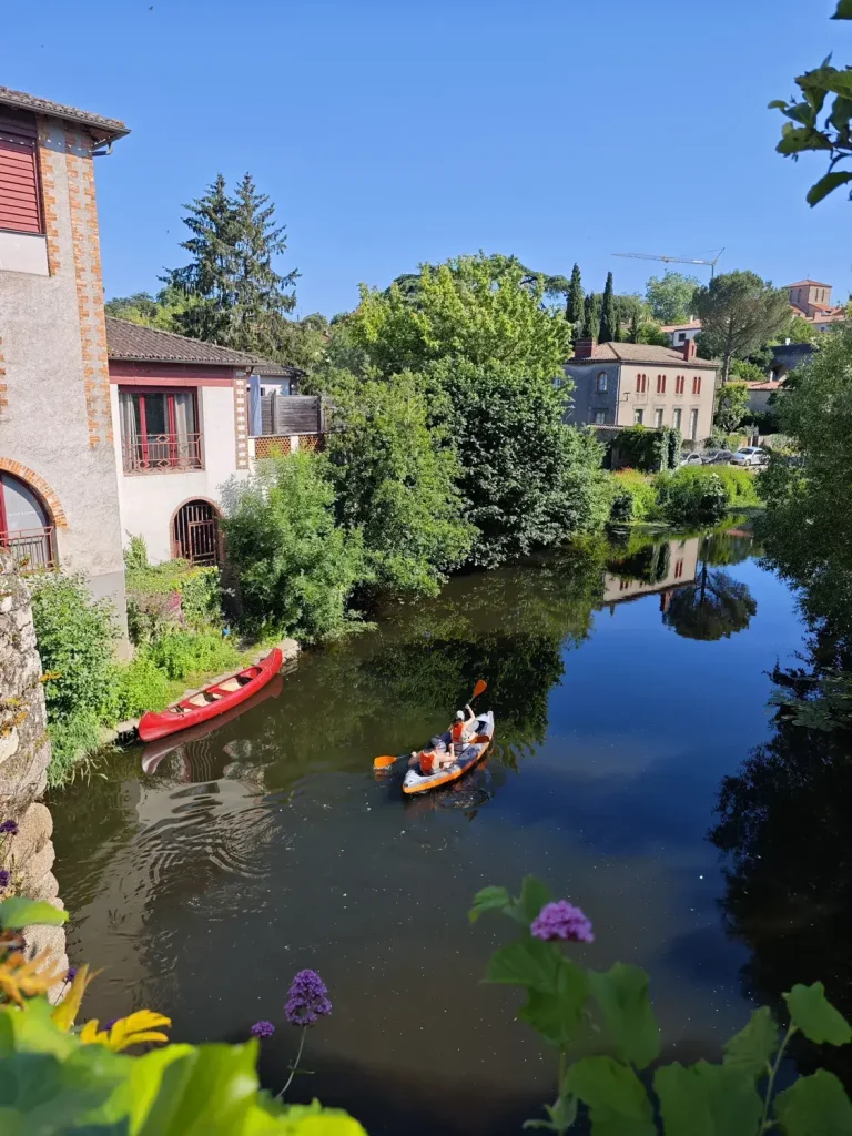 Des kayaks sur la Sèvre au pied d’une maison de Clisson