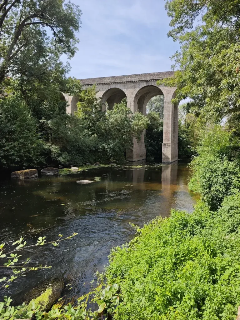 Le viaduc de Clisson au-dessus de la Sèvre, entouré de verdure