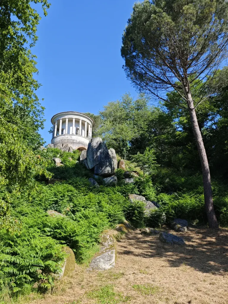Le temple de la Garenne Lemot, perché au-dessus des rochers de la Sèvre